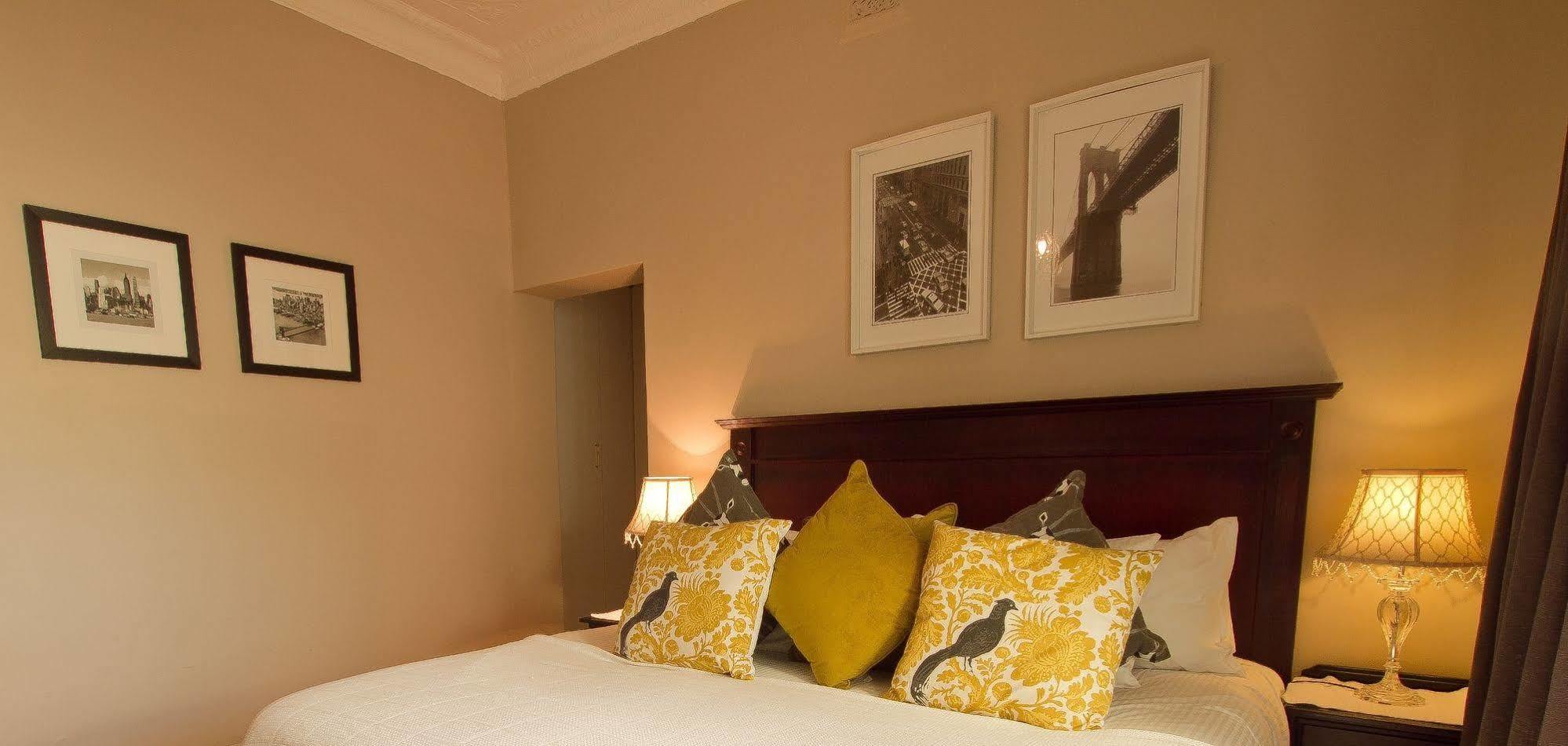 อรุมเพลซ เกสท์เฮาส์ Hotel โจฮันเนสเบิร์ก ภายนอก รูปภาพ