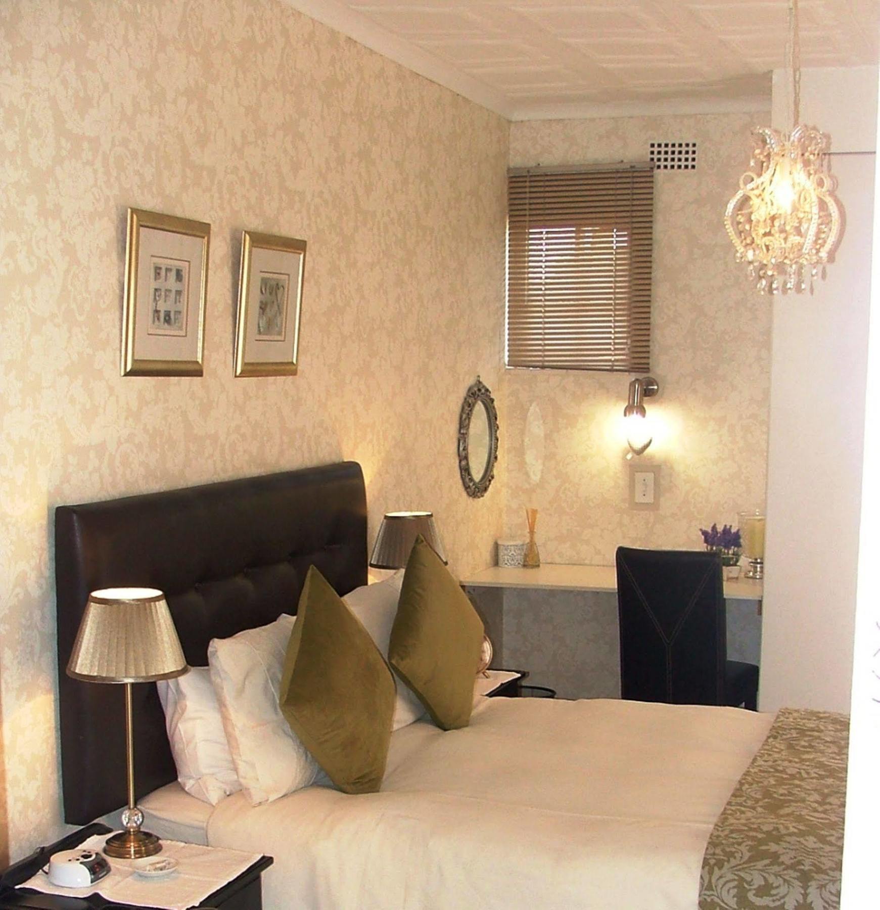 อรุมเพลซ เกสท์เฮาส์ Hotel โจฮันเนสเบิร์ก ภายนอก รูปภาพ