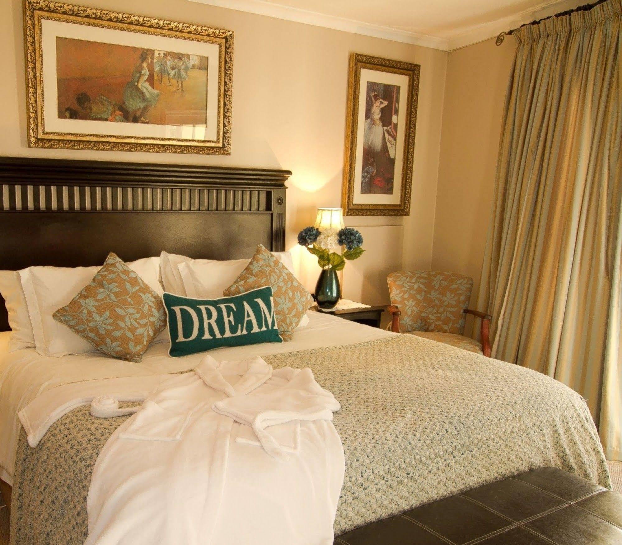 อรุมเพลซ เกสท์เฮาส์ Hotel โจฮันเนสเบิร์ก ภายนอก รูปภาพ
