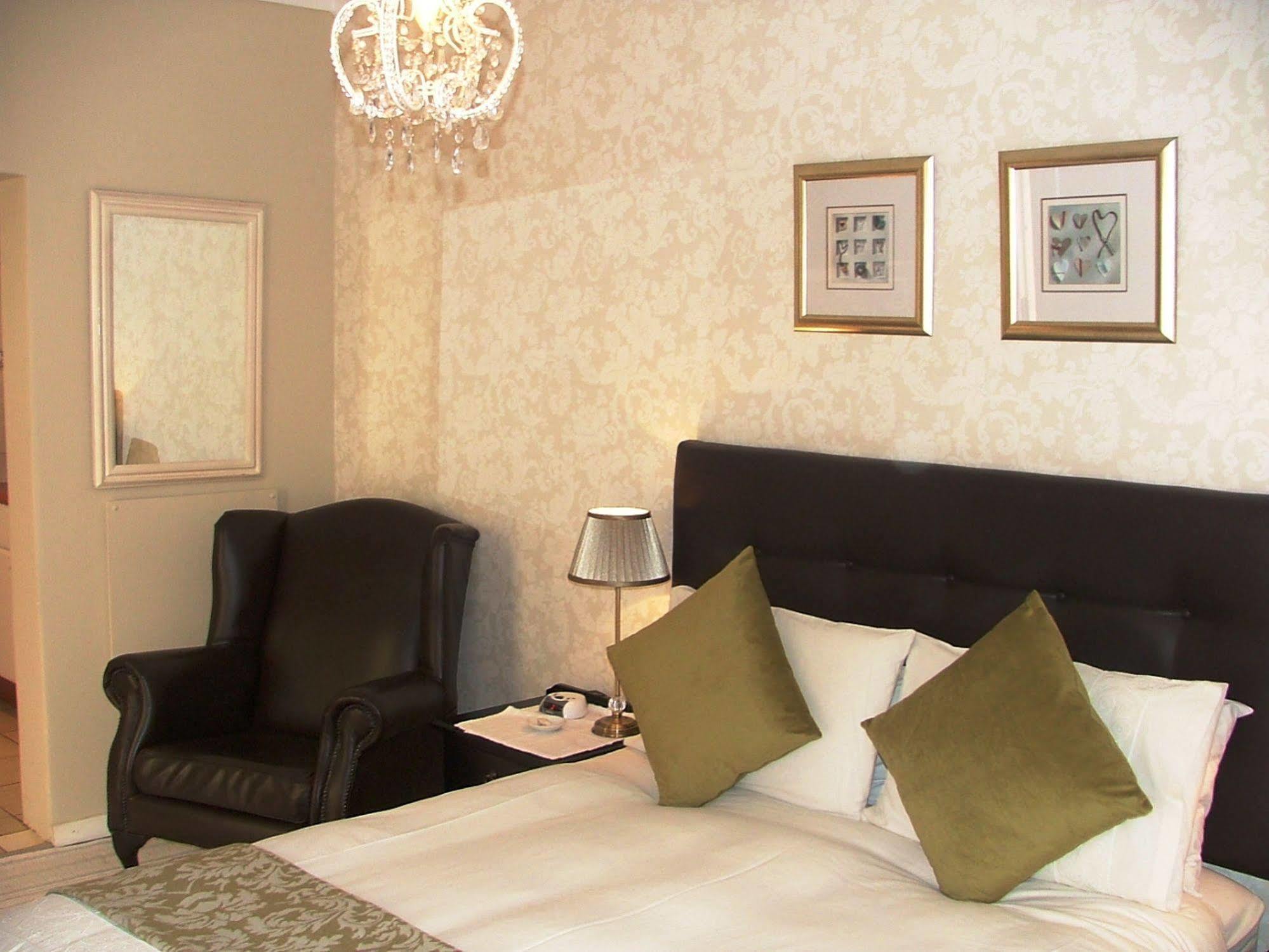 อรุมเพลซ เกสท์เฮาส์ Hotel โจฮันเนสเบิร์ก ภายนอก รูปภาพ