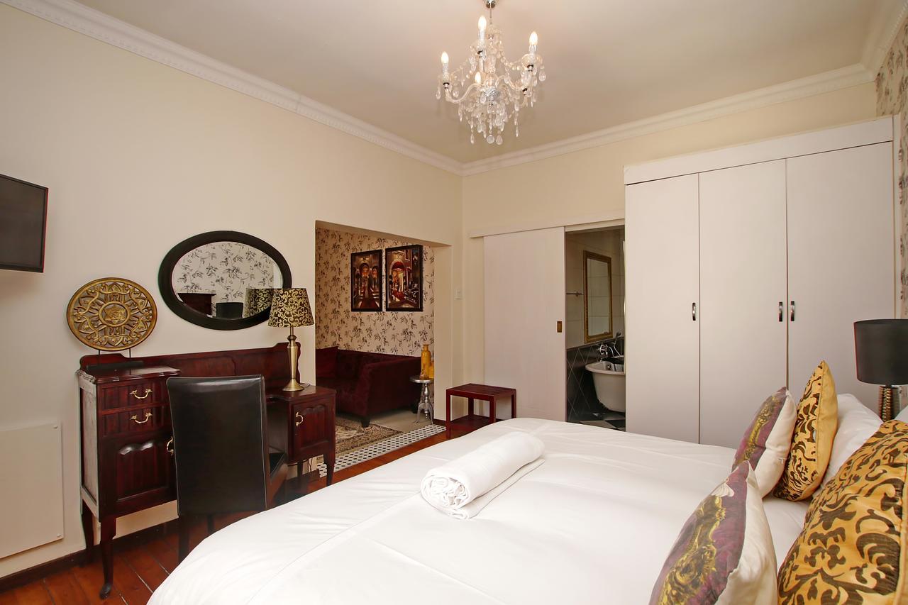 อรุมเพลซ เกสท์เฮาส์ Hotel โจฮันเนสเบิร์ก ภายนอก รูปภาพ