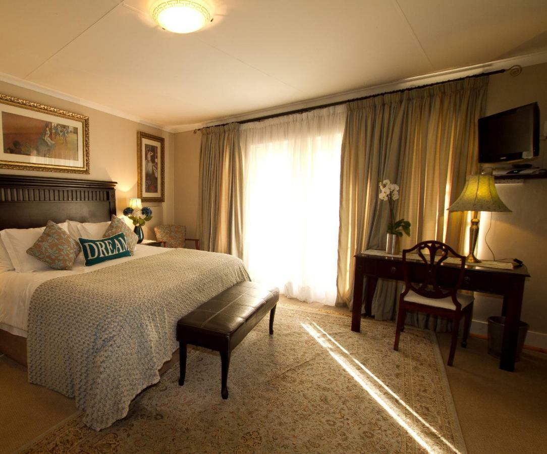 อรุมเพลซ เกสท์เฮาส์ Hotel โจฮันเนสเบิร์ก ภายนอก รูปภาพ